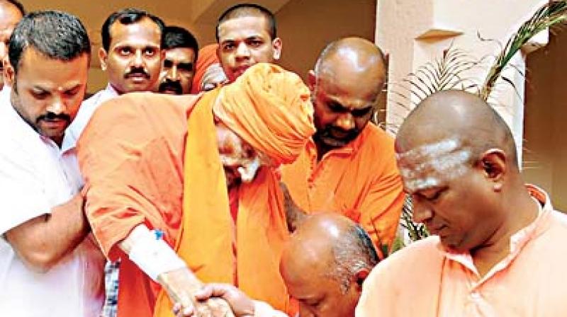 Shivaku-mara Swamiji arrives at Siddaga-nga Matha in Tumakuru on Monday (Photo:KPN)