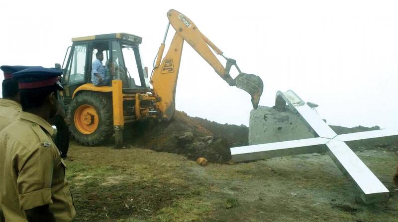 The cross erected at Pappathichola medu in Chinnacanal being removed. 	By Arrangement