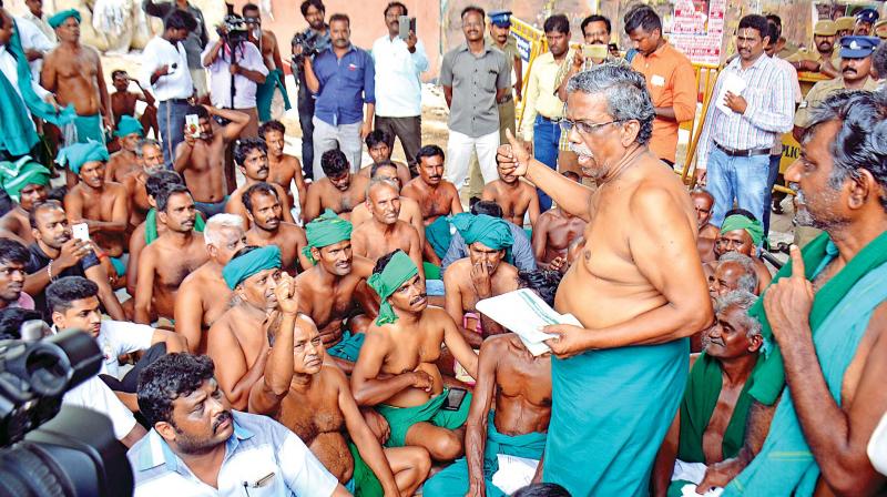 Members of farmers federations, led by president Ayyakannu.  protest in front of the state guest house in the city on Saturday. (Photo: DC)