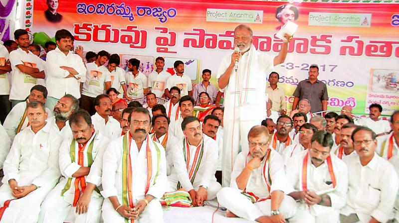 APCC chief N. Raghuveera Reddy speaks at the satyagraha, to highlight the severe drought in Anantapur district on Saturday. (Photo: DC)