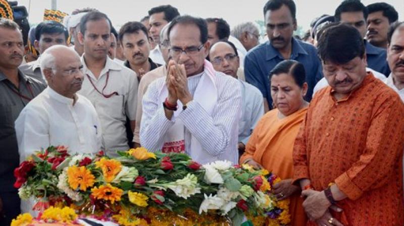 The mortal remains of Anil Dave were consigned to flames on the banks of Narmada in Madhya Pradeshs Hoshangabad district on Friday. (Photo: PTI)