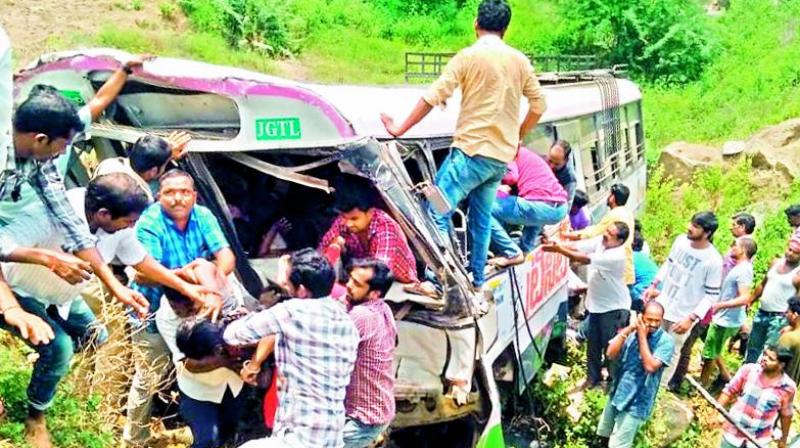 People trying to pull out victims from the ill-fated bus which skidded into a deep gorge on the Kondagattu ghat in Jagtial district on Tuesday. (Photo: DC)