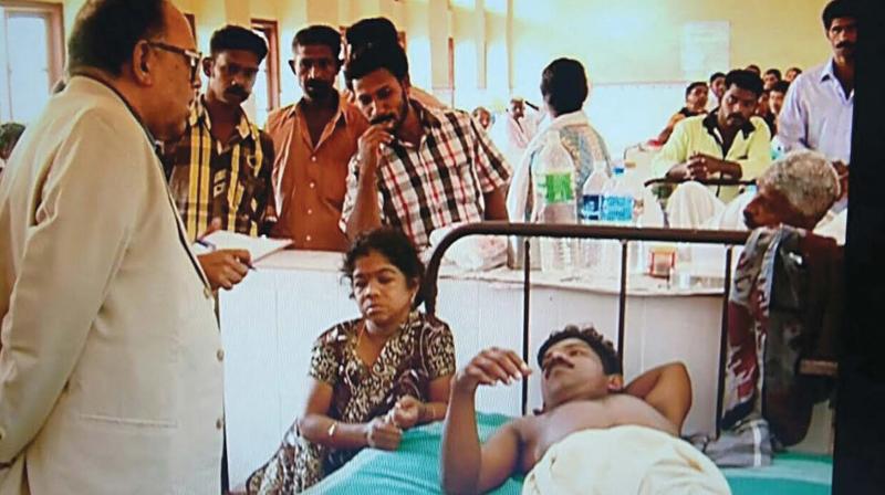 Justice K. Narayana Kurup visits one of the victims at the hospital. (Photo: DC)