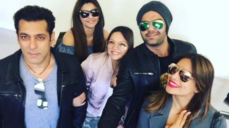 Salman, Maniesh, Bipasha, Daisy and Deanne happily pose for a selfie. (Photo: Instagram)