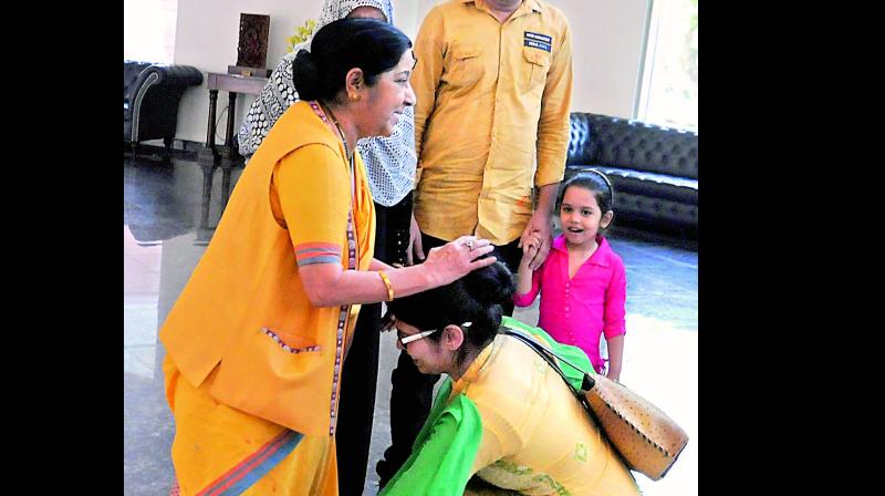 Uzma Ahmed seeks the blessings of external affairs minister Sushma Swaraj at Jawahar Bhawan after she reached Delhi on Thursday. Uzma, who alleged that she was forced to marry a Pakistani man, was allowed by the Islamabad High Court to return to India. (Photo: DC)