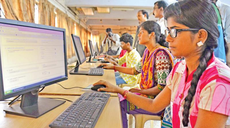 Candidates fill in engineering applications online in Anna University. (Photo: DC)
