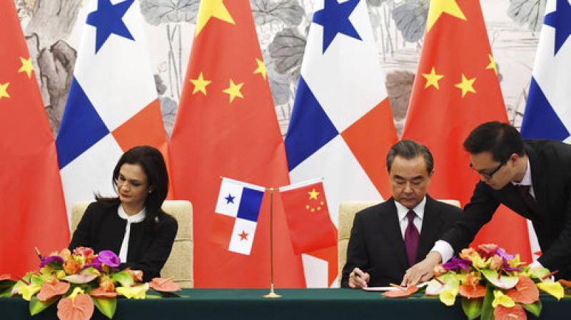 Panamas Foreign Minister Isabel de Saint Malo, left, and Chinese Foreign Minister Wang Yi, second from right, sign a joint communique on establishing diplomatic relations, in Beijing. (Photo: AP)