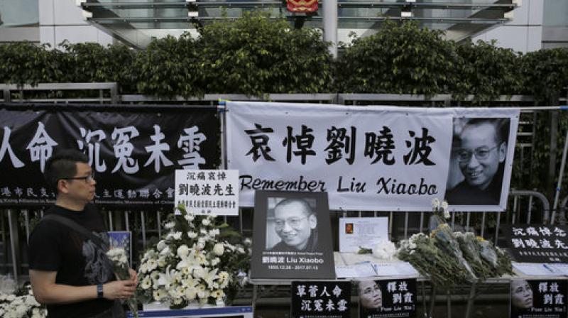 A man mourns late Chinese Nobel Peace laureate Liu Xiaobo outside the Chinese liaison office in Hong Kong. (Photo: AP)