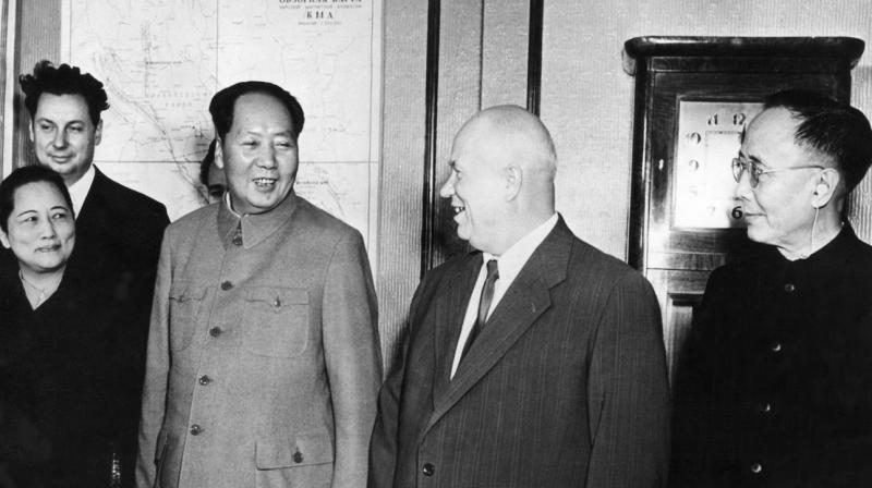 Mao Zedong meets Nikita Khrushchev in 1955. (Photo: AFP)