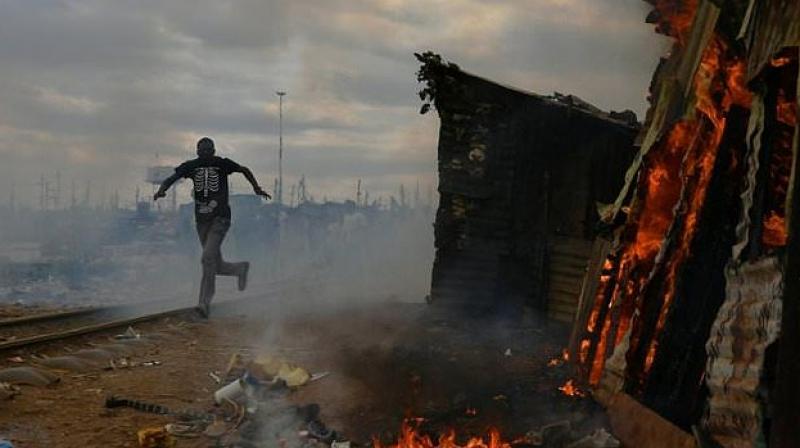 Protestors burnt a shack to the ground in a Nairobi slum as violent demonstrations against Kenyas presidential election results flared for a second day. (Photo: AFP)