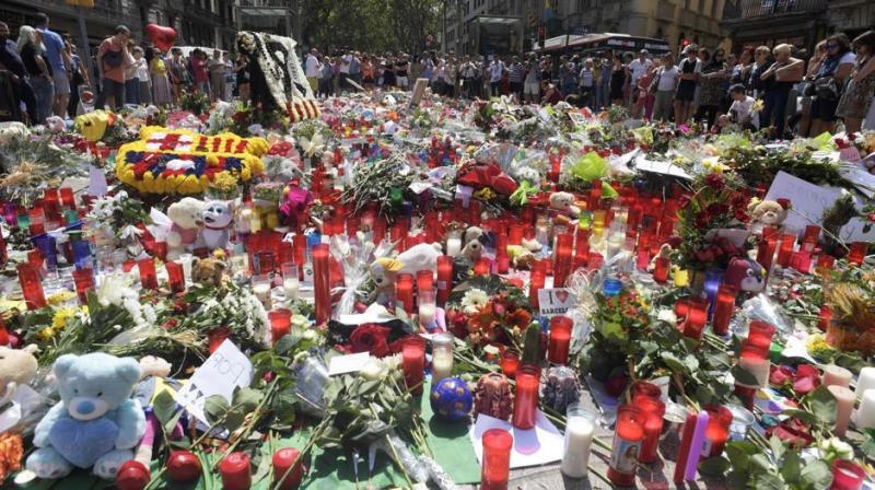 People display flowers, candles, balloons and many objects to pay tribute to the victims of the Barcelona and Cambrils attacks on the Rambla boulevard in Barcelona. (Photo: AFP)