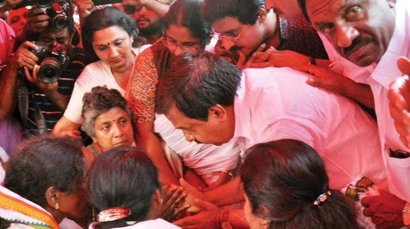 Opposition Leader Ramesh Chennithala calls on Pompilai Oruma members in Munnar on Friday.