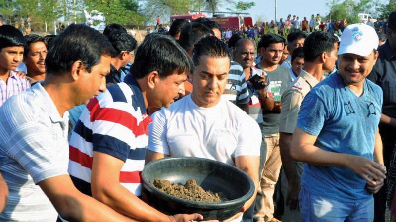Actor Aamir Khan engaged in shramadhan as a part of Paani Foundations watershed programme in Maharasthra. (Photo: DC)