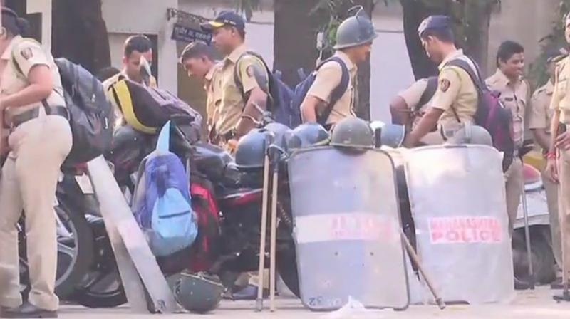 Soon after the protests escalated in Mumbai and suburbs, police swept into action to avoid any untoward incidents. Police personnel donned riot gear and patrolled the protests hit areas where incidents of stone pelting were reported. (Photo: Twitter | ANI)