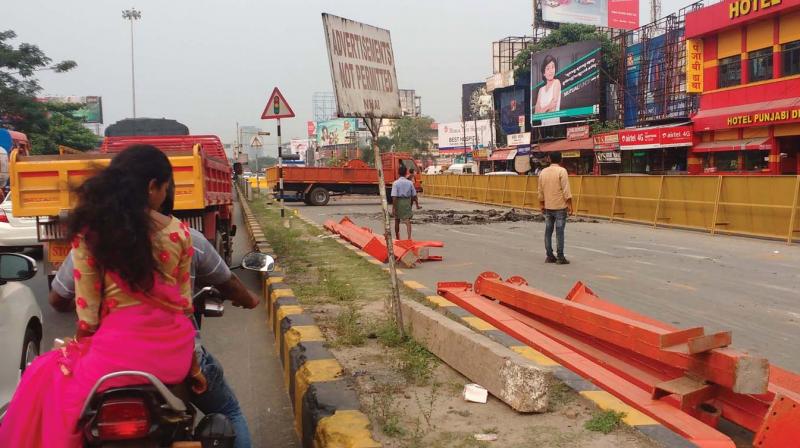 Vehicles towards Aluva wait for signal as barricades are erected at the other side at Vytilla junction. 	(Photo: DC)