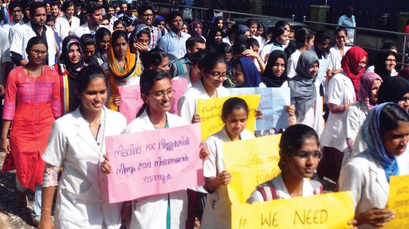 A protest march organised by Kerala Medical Post Graduates Association at Medical College Hospital premises, Kozhikode on Tuesday(Photo: DC)