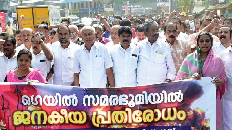 DCC president  T. Siddique, M.I. Shanawas, MP, former MLA C. Moyinkutti take part in the anti-GAIL agitation which resumed at Mukkam on Tuesday.	DC