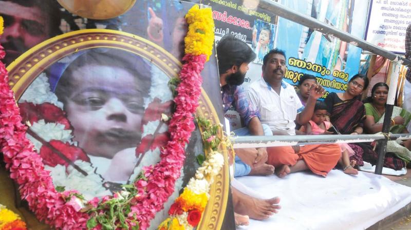 Suresh and Remya, parents of Rudra, who died of alleged medical negligence at SAT hospital in July 2016, protest in front of Secretariat.   in Thiruvananthapuram on Thursday.