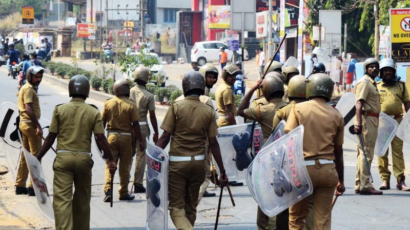 Police disperses mobs at Bypass Junction in Perithalmanna town on Tuesday. (Photo: DC)