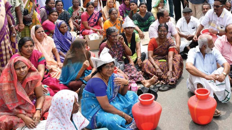 Residents of Puthupally Lane staging a blockade of Pazhaya road between Medical College and Murinjapalam on Tuesday.