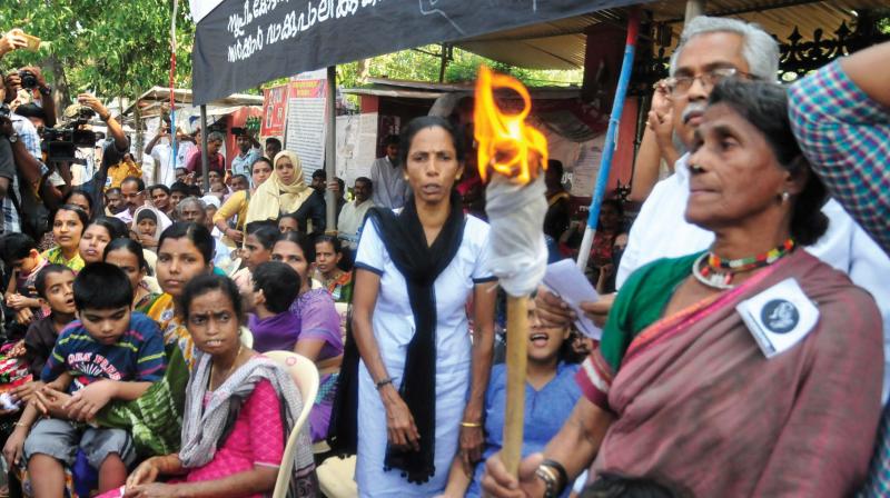 Social activist Daya Bai kicks off the agitation by Endosulfanpeeditha Janakeeya Munnani in front of the secretariat in Thiruvananthapuram on Tuesday. CPI leader Binoy Viswam looks on .(Photo: A.V. MUZAFAR)