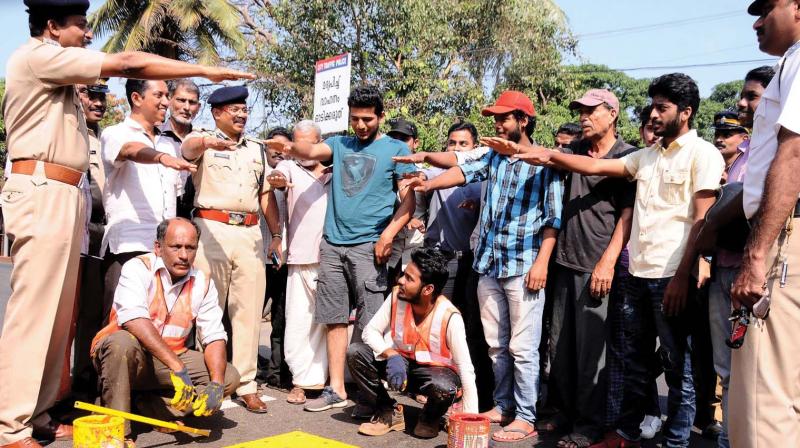 City police commissioner Kaliraj S. Mahesh Kumar leads the pledge after marking of the 100th accident prone spot at East Nadakkavu in Kozhikode on Thursday. (Photo:  DC)