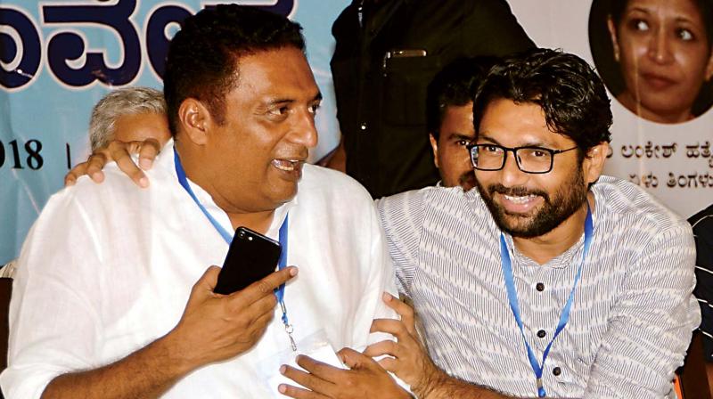 Actor Prakash Raj and Gujarat MLA Jignesh Mevani Singh during  Swabhimana Samavesh at Thokkuttu near Mangaluru on Saturday	( Photo: KPN )