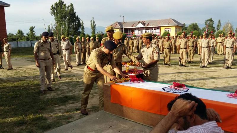 Wreath laying ceremony of slain cop shot dead by militants in J&Ks Kulgam. (Photo: DC)