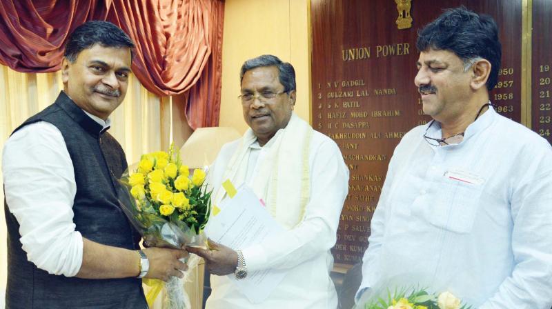 Chief Minister Siddaramaiah and Energy Minister D.K. Shivakumar call on Union Energy Minister R.K. Singh in New Delhi on Thursday. (Photo: KPN)