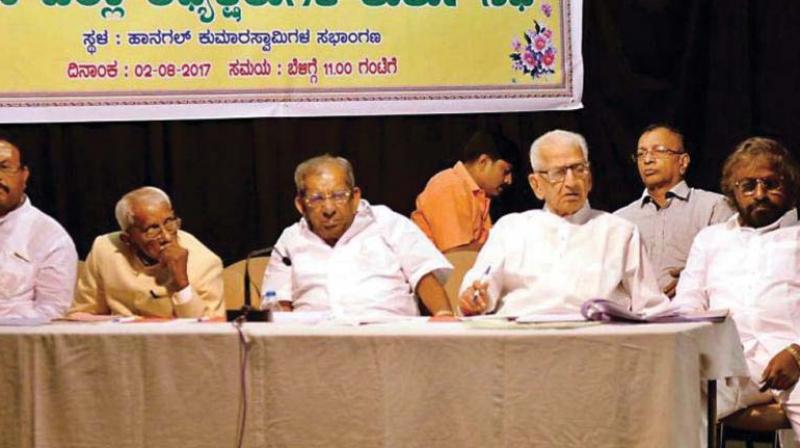 A file photo of Veerashaiva-Lingayat leaders Shamanur Shivashankarappa, N. Thippanna and Eshwar Khandre at a meeting on religion tag for Veerashaiva-Lingayat community in Bengaluru.