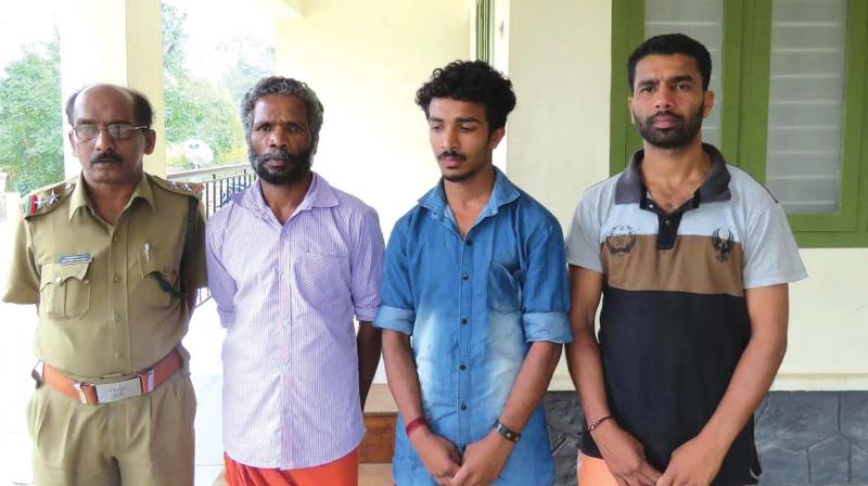 The accused along with an official in front of the forest station at Sulthan Bathery, Wayanad. (Photo: DC)