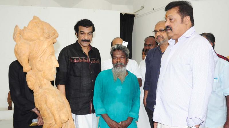 Suresh Gopi, MP, and Jayaraj Warrier watch the Kalkkadhal Sculpture exhibition by Shilpi Rajan at Lalithakala Akademi Art gallery, Thrissur on Sunday.  (Photo: DC)