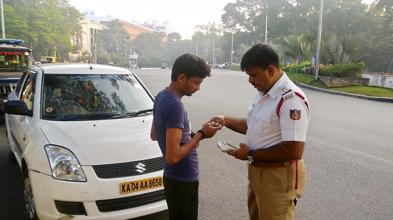 Around 2,060 auto drivers and 1,078 cab drivers were booked for various offences, including 1,287 cases for not wearing  uniform. (Photo: DC)