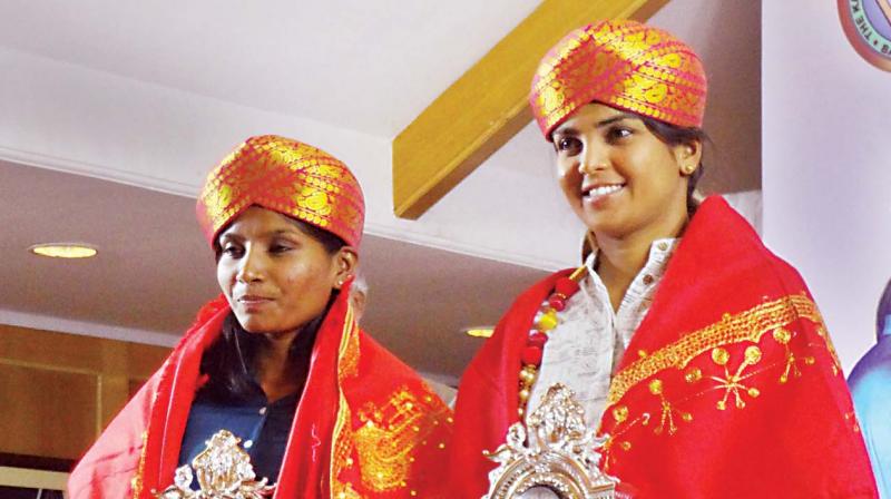 Rajeshwari Gayakwad (left) and Veda Krishnamurthy pose with their mementos in Bengaluru on Wednesday (Photo: DC)