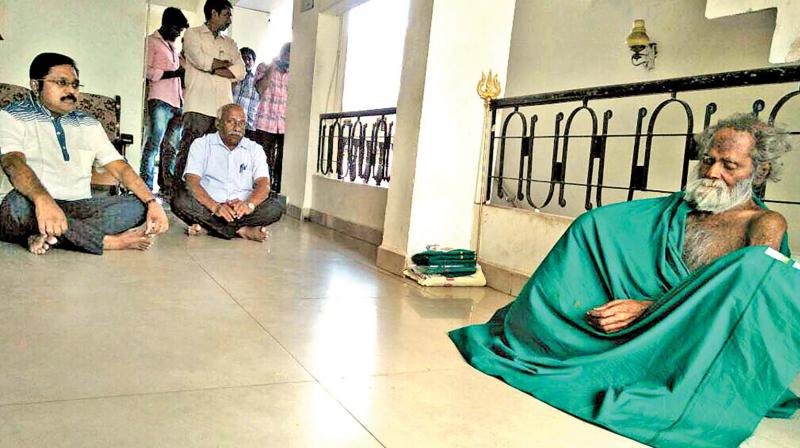 AIADMK deputy general secretary T.T.V. Dhinakaran, calls on Mookupodi siddhar in Tiruvannamalai on Thursday.(Photo: DC)