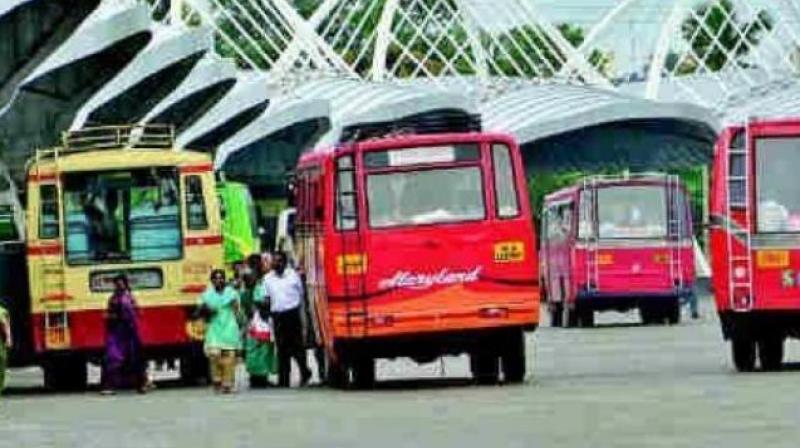 Around 150 students, studying final year BE Mechanical at a private engineering college near Vandaloor in Chennai had gone on a trip to Kerala in three buses.