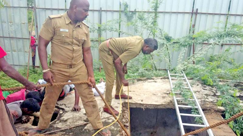 Ambattur fire  personnel  rescuing Loganathan (Photo: DC)