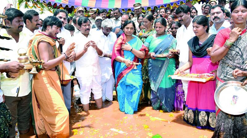 Minister Paritala Sunita offers Jalaharathi to a pond at CK Palli in Anantapur district on Wednesday. (Photo: DC)