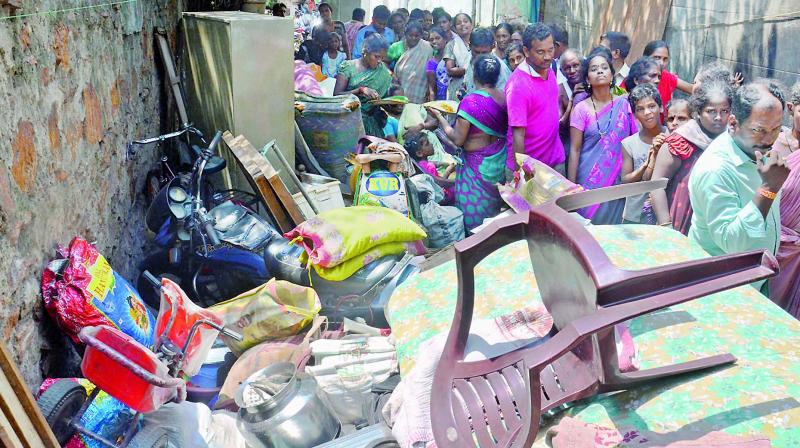 Residents of Chilakapeta leave their houses on Thursday with their belongings (Photo: DC)