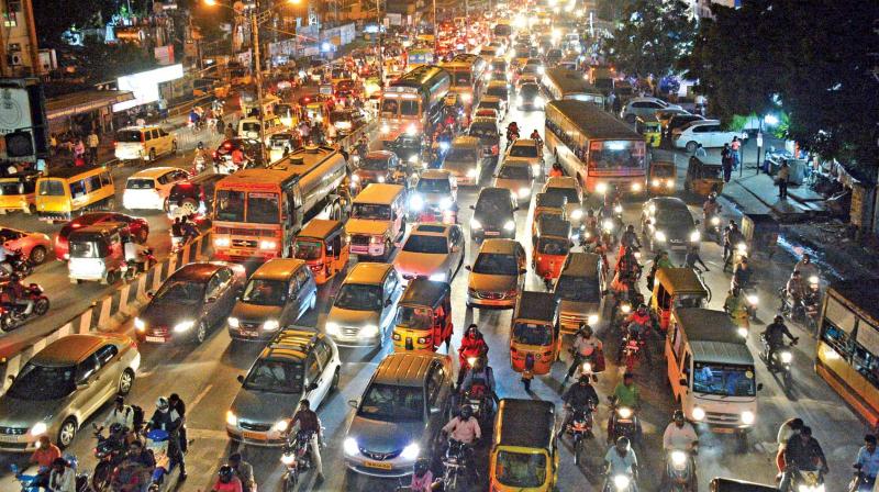 With a rise in the fleet of buses and vehicles moving inter-state, roads in Thirumangalam witness heavy traffic snarls on Saturday. (Photo: DC)