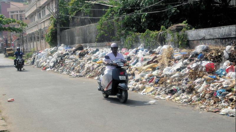 The garbage mount near Rajaji Nagar in Thiruvananthapuram on Friday.  (Photo: A.V. MUZAFAR)