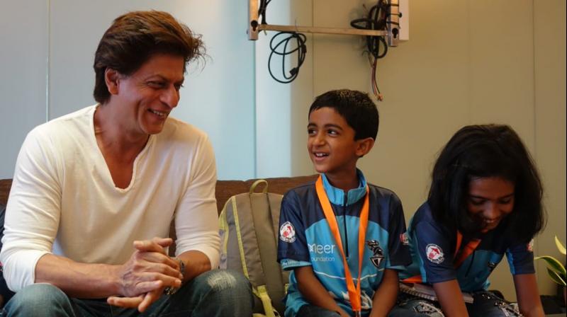 Shah Rukh Khan with the kids. (Photo: Twitter/SRKUniverse)