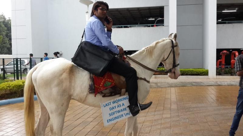Bengaluru software engineer Roopesh Kumar Verma was tired of traffic in Bengaluru and chose to take a horse ride to office as a means to protest the issue. (Twitter | @poornima202)