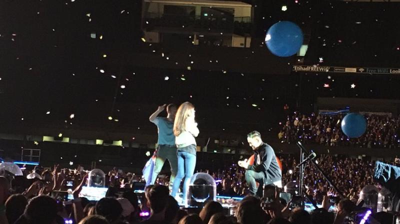 The fan Lonardo Tanno goes down on his knee to propose. (Photo: Twitter | Coldplayvideo)