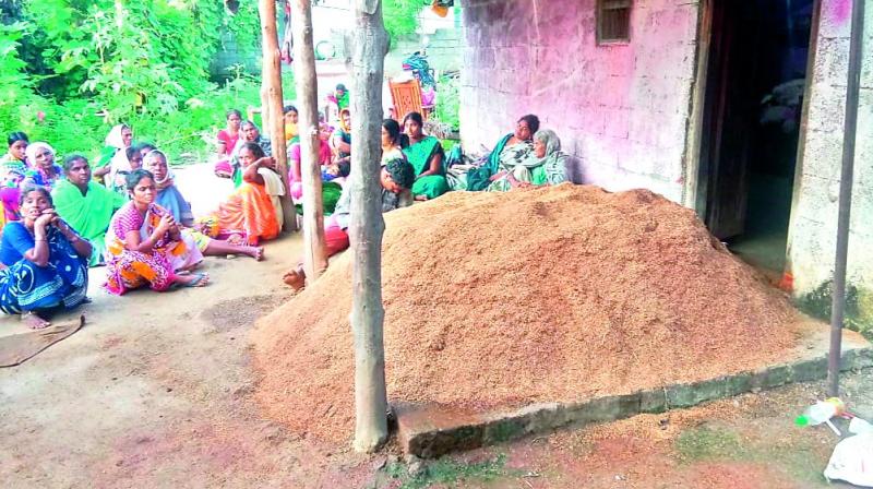 The body of a victim of the bus accident is kept on big ice cubes and covered with rice husk in Shanivarampeta village of Jagtial district on Wednesday (Photo: DC)