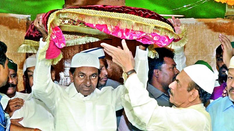 Chief Minister K. Chandrasekhar Rao offers a chaddar at the Jahangir Peer dargah at Kothur in Rangareddy district, assisted by Deputy CM Mahmood Ali.