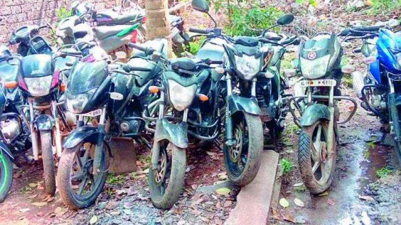 Mostly, bikes parked at bus stations, railway stations, busy centres in the city were the target. In addition, motorbikes parked in housing premises were also being robbed.