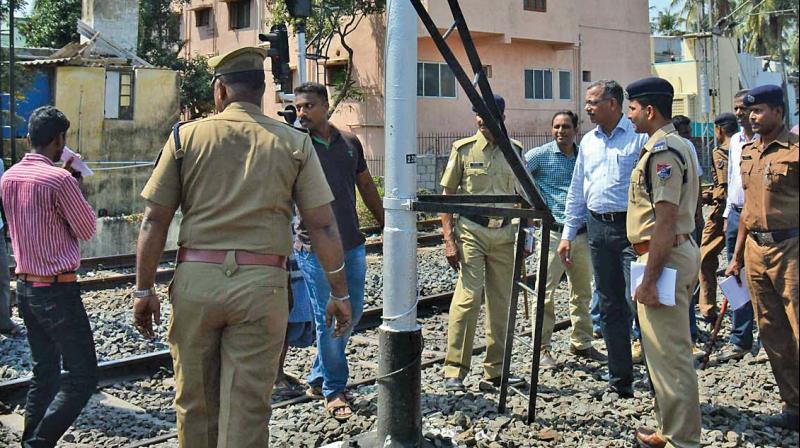 Officials of Southern Railway inspect the signal ladder damaged during the mishap. (Photo: DC)