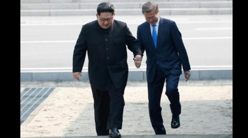 Kim Jong Un with Moon Jae-in (Photo: AFP)