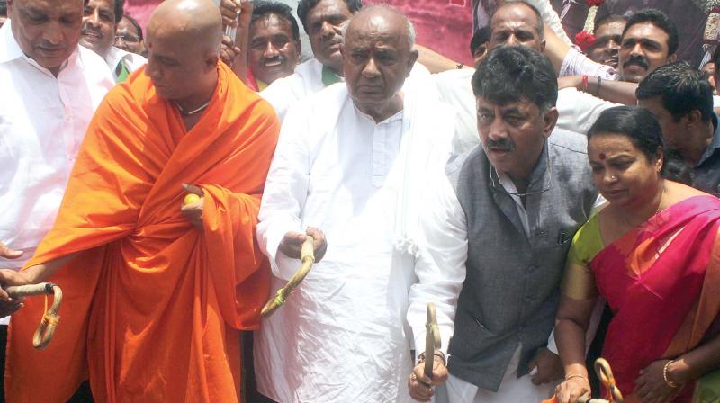 JD(S) president H.D. Deve Gowda with Energy Minister D.K. Shivakumar at a function to mark Kempegowda Jayanthi in Bengaluru on Tuesday (Photo:DC)